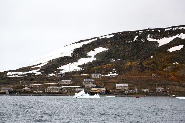 A group of buildings of the polar station in Tikhaya Bay on Gukera Island in the Franz Josef Land archipelago. - Sputnik International