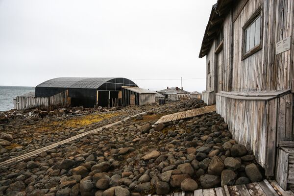 A group of buildings of the polar station Tikhaya Bay on Gukera Island in the Franz Josef Land archipelago. - Sputnik International