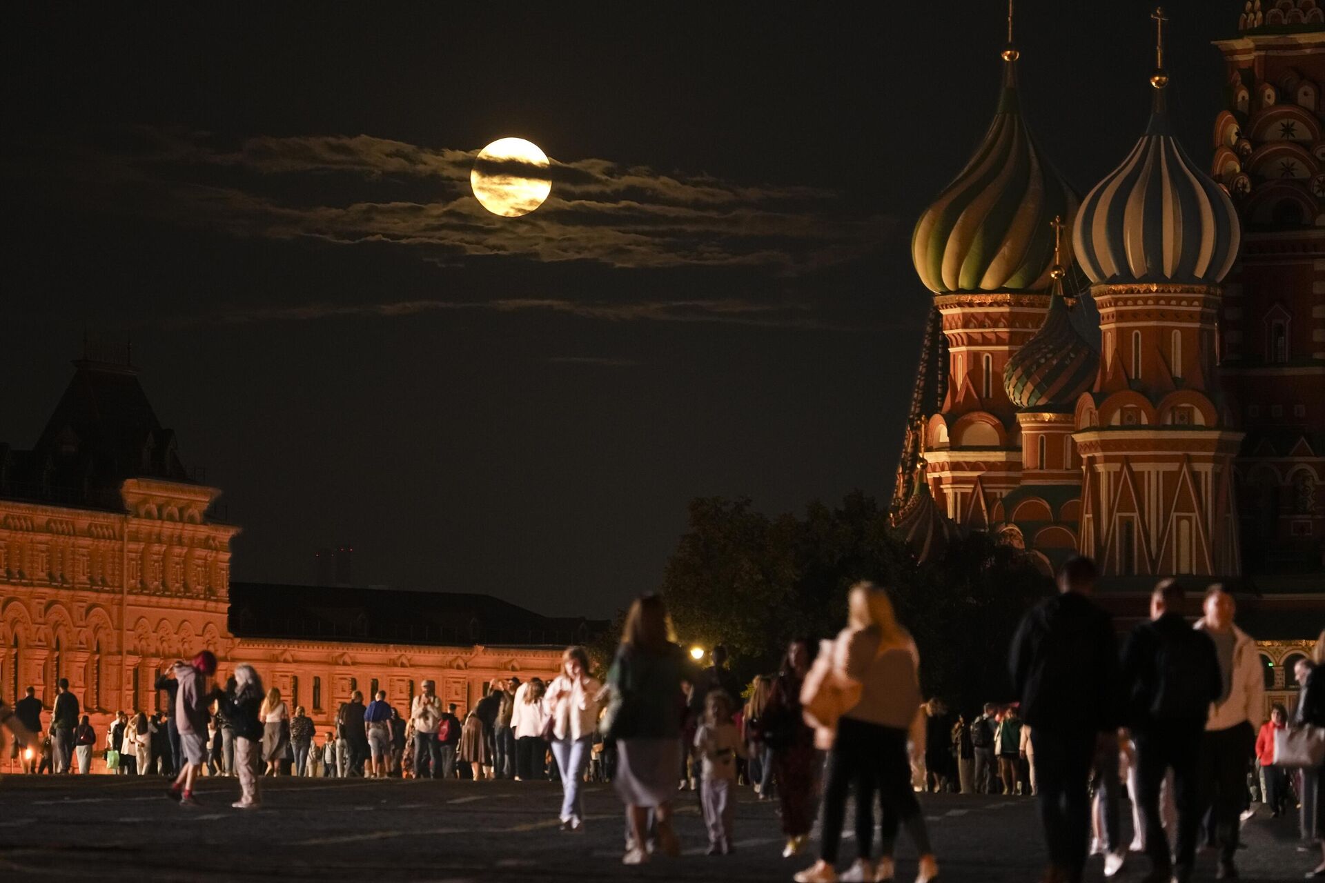 The August Super Blue Moon sets behind a historical building and the St. Basil's Cathedral, right, as people walk in Red Square in Moscow, Russia, Wednesday, Aug. 30, 2023 - Sputnik International, 1920, 01.09.2023