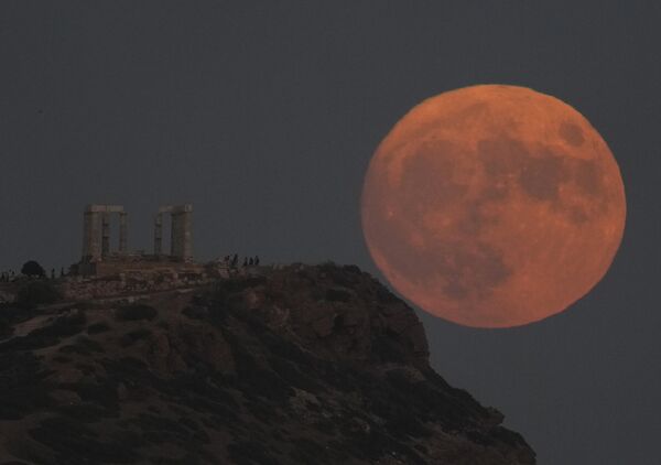The Supermoon rises behind the ancient temple of Poseidon at Cape Sounion, about 70 kilometers (45 miles) south of Athens, Greece, Wednesday, Aug. 30, 2023. - Sputnik International