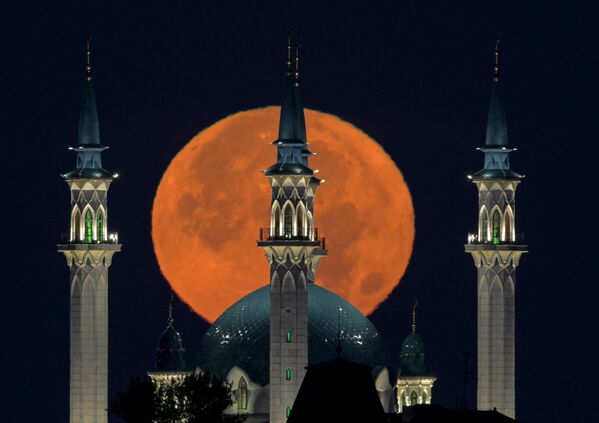 A view of the full Moon over the Kul Sharif Mosque in Kazan, Russia, Wednesday, Aug. 30, 2023. - Sputnik International