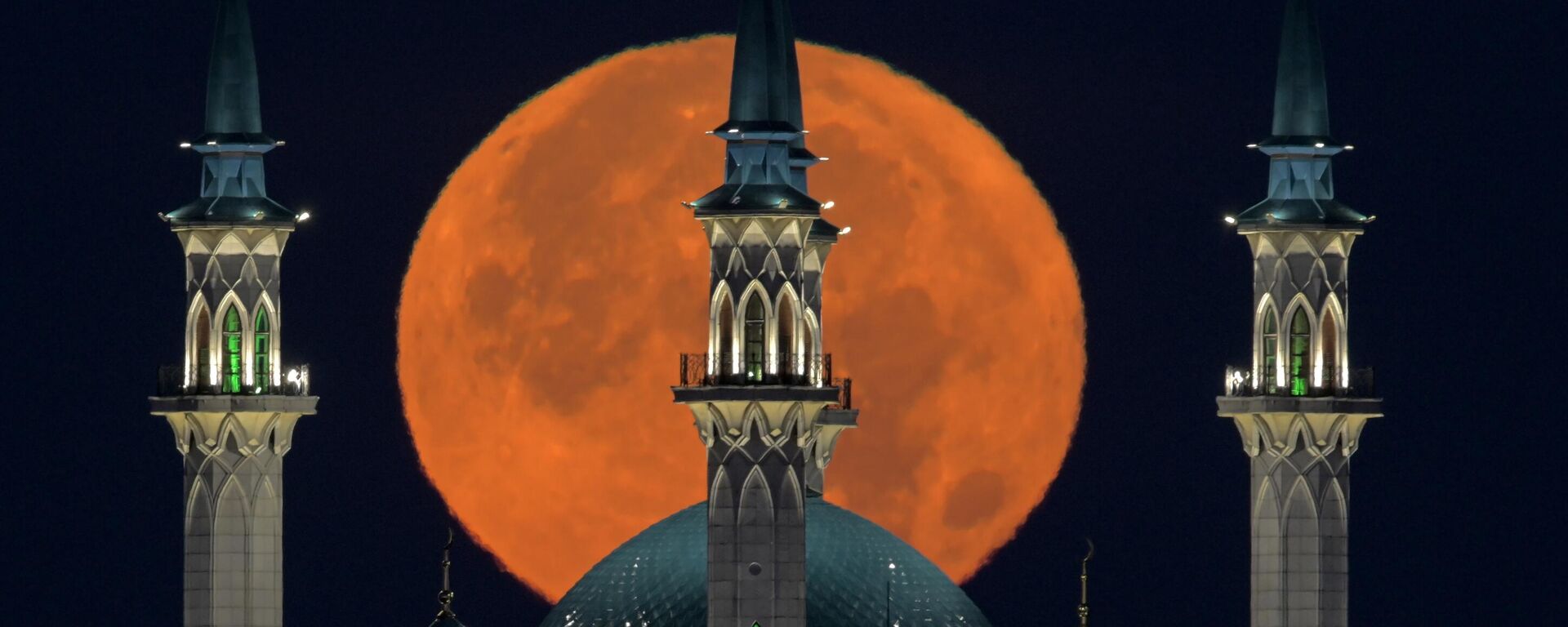 A view of the full Moon over the Kul Sharif Mosque in Kazan, Russia, on Wednesday, Aug. 30, 2023 - Sputnik International, 1920, 10.06.2024