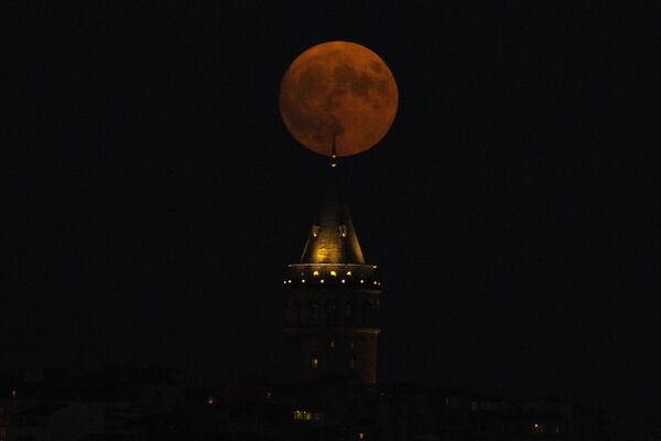 The full Moon rises behind the Galata tower in Istanbul, Turkiye, Wednesday, Aug. 30, 2023. - Sputnik International