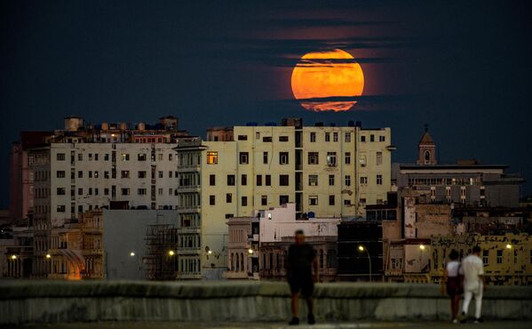 The Blue Supermoon, the second full Moon of the calendar month, rises over Havana, Cuba, Wednesday, Aug. 30, 2023. - Sputnik International