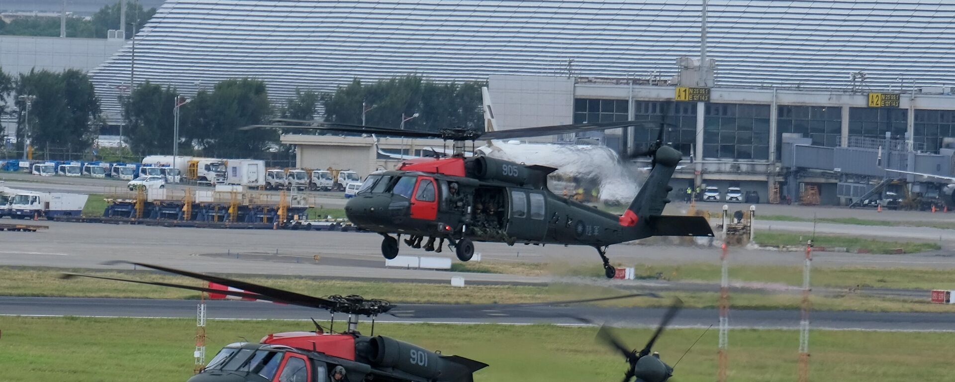 Taiwanese soldiers fly in US made Black Hawk helicopters during the military Han Guang drill at the Taoyuan International Airport on July 26, 2023 - Sputnik International, 1920, 31.08.2023