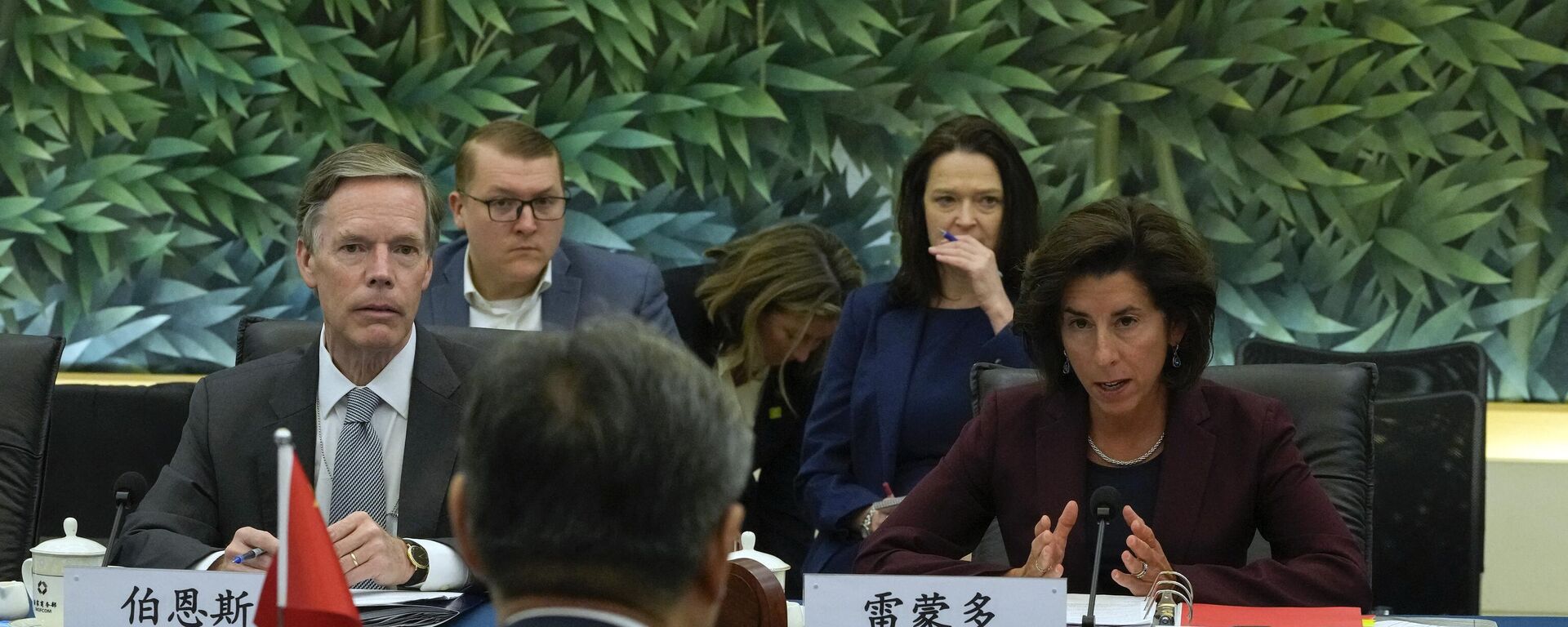 US Commerce Secretary Gina Raimondo (R) speaks next to US Ambassador to China Nick Burns (L) during a meeting with China’s Minister of Commerce Wang Wentao - Sputnik International, 1920, 31.08.2023