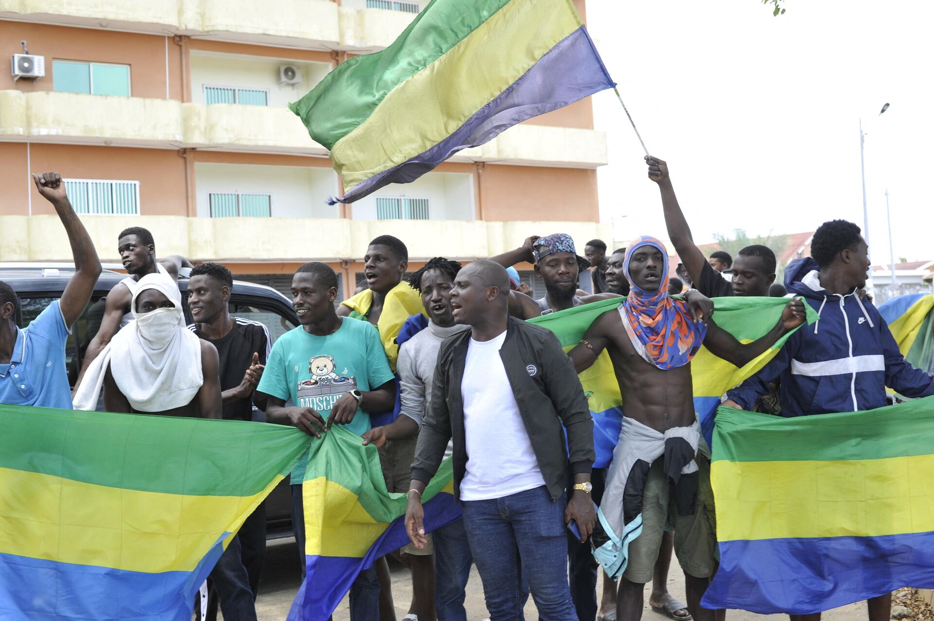 Residents are holding national flags in Gabon's Libreville on August 30, 2023. - Sputnik International, 1920, 31.08.2023