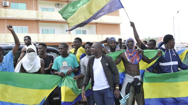 Residents are holding national flags in Gabon's Libreville on August 30, 2023. - Sputnik International