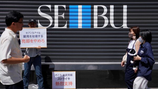 Passersby walk in front of the Seibu Ikebukuro main store, which is temporarily closed during the strike in Tokyo on August 31, 2023. - Sputnik International