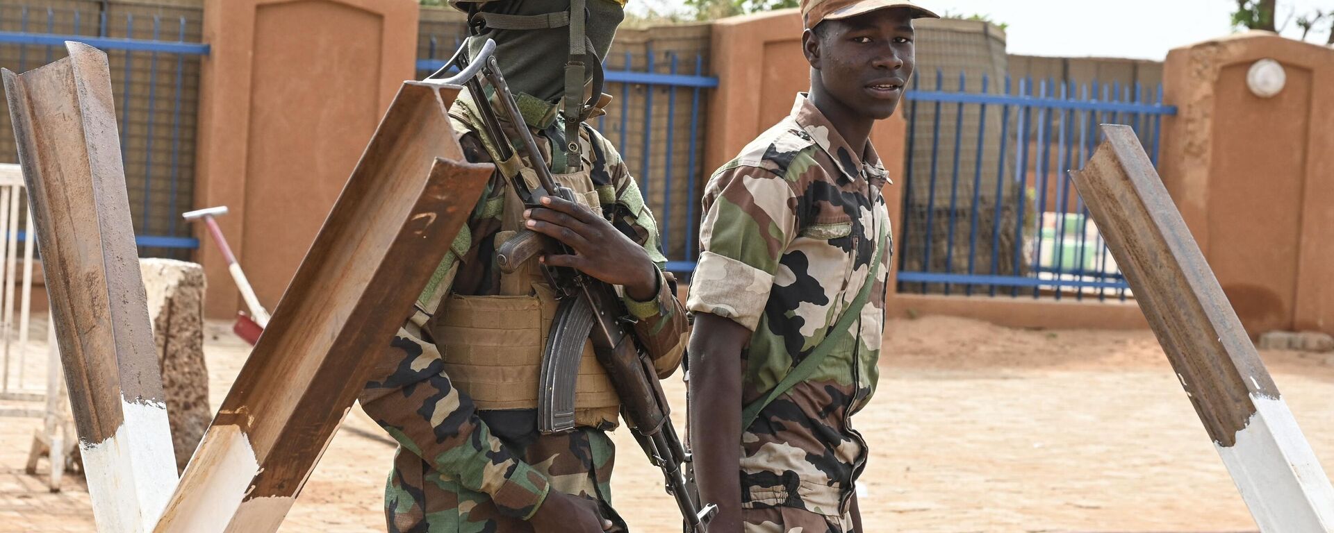 Nigerien soldiers stand guard as supporters of Niger's National Council of Safeguard of the Homeland (CNSP) protest outside the Niger and French airbase in Niamey on August 30, 2023 to demand the departure of the French army from Niger. - Sputnik International, 1920, 31.08.2023