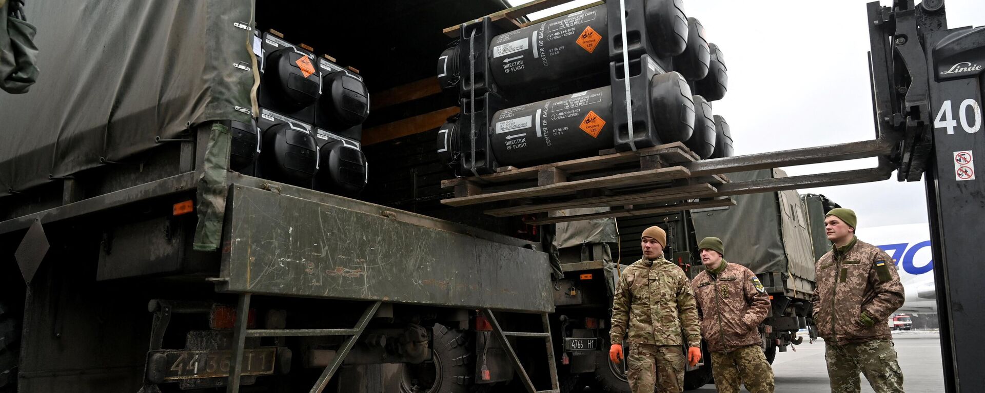 Ukrainian servicemen load a truck with the FGM-148 Javelin, American man-portable anti-tank missile provided by US to Ukraine as part of military support. - Sputnik International, 1920, 02.09.2023