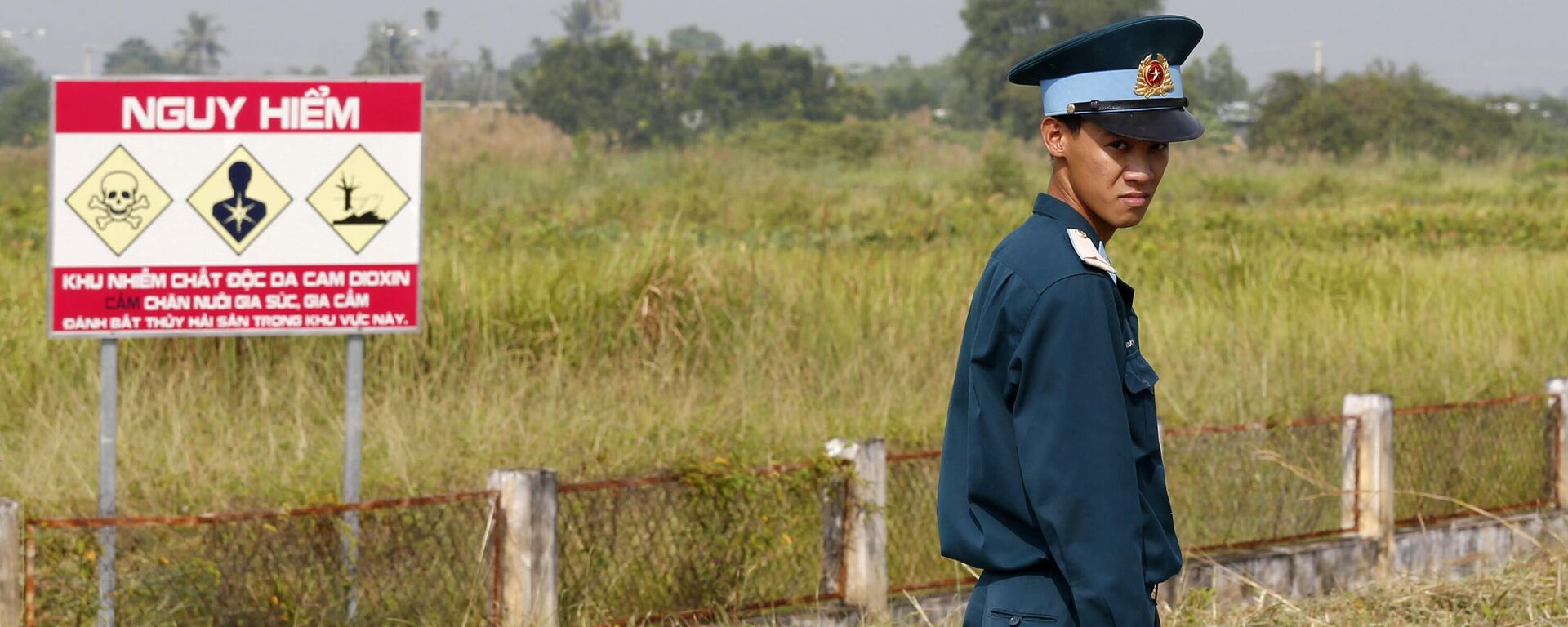 A Vietnamese soldier stands guard at the dioxin contaminated area while U.S. Defense Secretary Jim Mattis visits Bien Hoa air base in Bien Hoa, outside Ho Chi Minh City, Vietnam Wednesday, Oct. 17, 2018. File photo. - Sputnik International, 1920, 02.09.2023