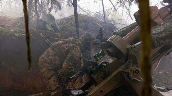 A Ukrainian paratrooper prepares to fire an L119 howitzer. - Sputnik International