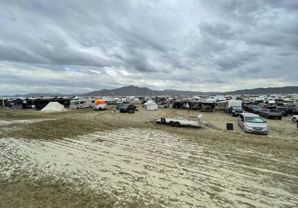 Camps are set on a muddy desert plain on September 2, 2023, after torrential rains turned the annual Burning Man festival site in Nevada’s Black Rock desert into a treacherous muddy pit. (Photo by Julie JAMMOT / AFP) - Sputnik International