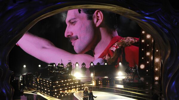 An image of Freddie Mercury appears on screen as Brian May (L) and Adam Lambert perform at the Oscars on February 24, 2019 - Sputnik International