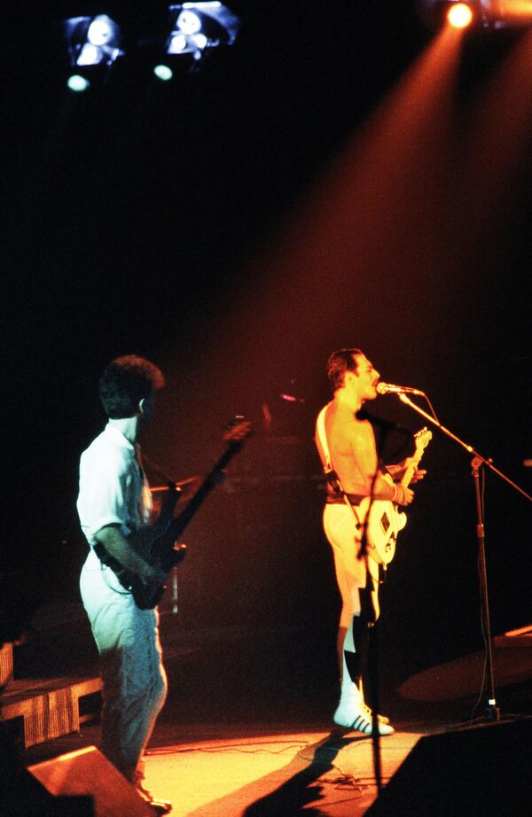 In the mid-1980s, Mercury was diagnosed with HIV - a disease that was incurable at that time. He struggled with it for years while continuing his work. A file picture taken on September 18, 1984, showing Freddie Mercury and bass player John Deacon during a concert at the Palais Omnisports de Paris Bercy (POPB). - Sputnik International