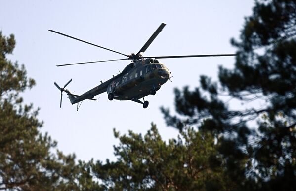 Mi-8 helicopter practices landing on the road. - Sputnik International