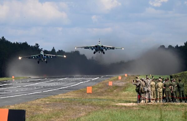 Su-25 attack aircrafts reign Belarusian skies. - Sputnik International