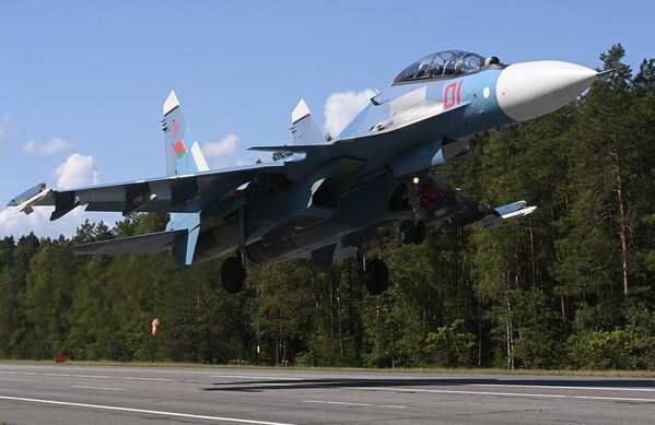 Multi-purpose fighter jet Su-30 of the Belarusian Air Force in action. - Sputnik International