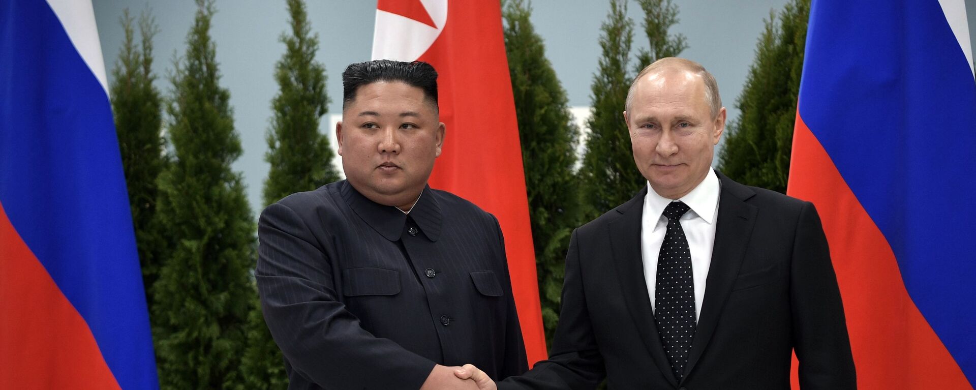 Vladimir Putin greets Kim Jong-un in Vladivostok - Sputnik International, 1920, 12.10.2023