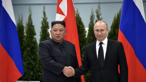 Vladimir Putin greets Kim Jong-un in Vladivostok - Sputnik International
