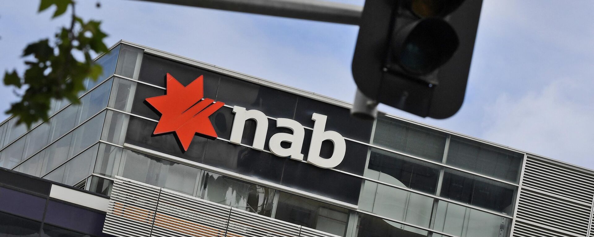 A sign adorns the headquarters of the National Australia Bank (NAB) in Melbourne November 5, 2020 after the NAB reported that its full-year after-tax profits had fallen by almost half, as the coronavirus pandemic continued to impact lenders Down Under. - Sputnik International, 1920, 05.09.2023