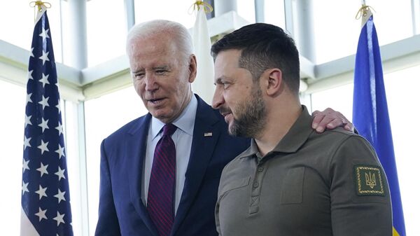 US President Joe Biden (L) walks with Ukraine's President Volodymyr Zelensky ahead of a working session on Ukraine during the G7 Leaders' Summit in Hiroshima on May 21, 2023 - Sputnik International