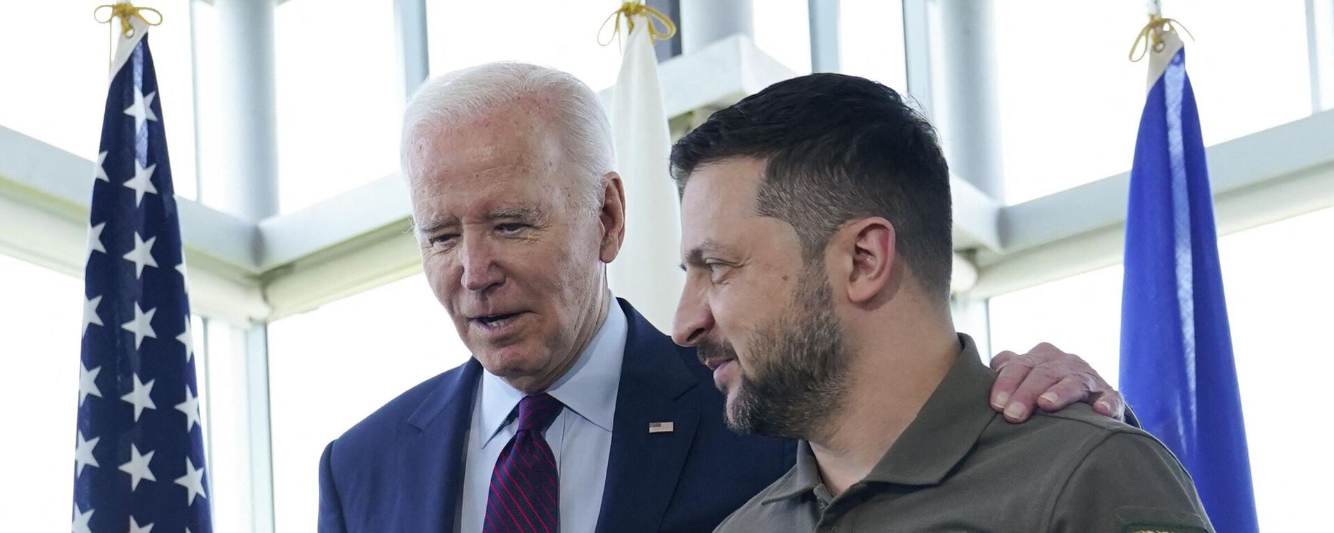 US President Joe Biden (L) walks with Ukraine's President Volodymyr Zelensky ahead of a working session on Ukraine during the G7 Leaders' Summit in Hiroshima on May 21, 2023 - Sputnik International, 1920, 22.09.2023