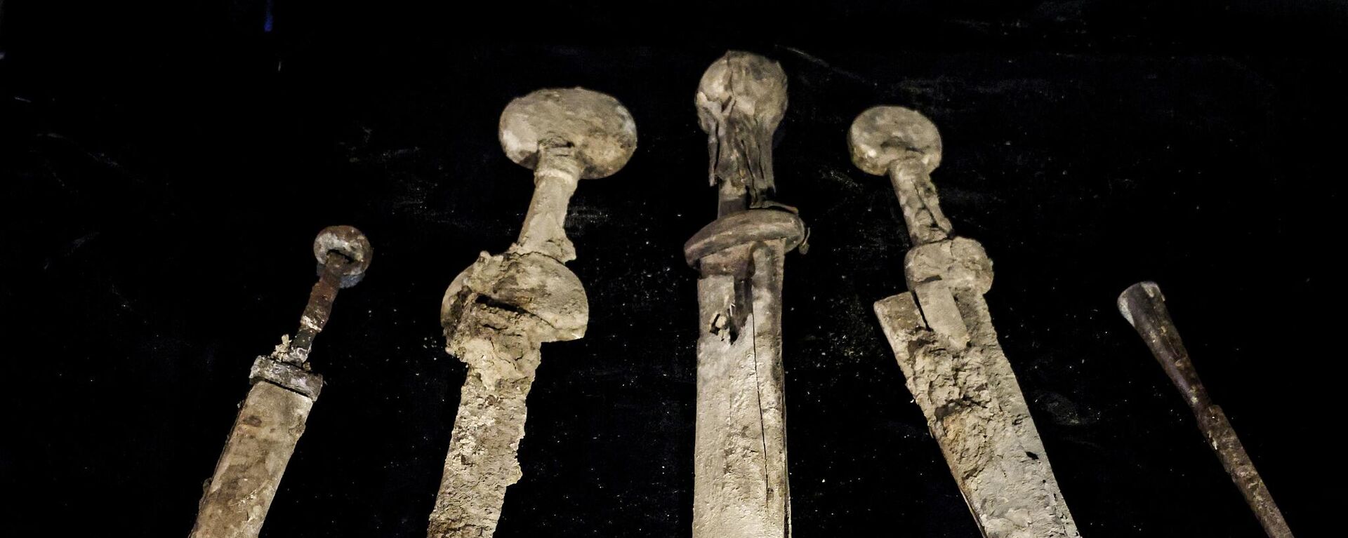Israeli archaeologists found four Roman-era swords and a javelin head in a Judean Desert cave - Sputnik International, 1920, 06.09.2023