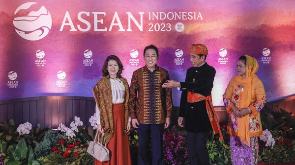 Indonesian President Joko Widodo, second right, and his wife Iriana, right, greet Japan's Prime Minster Fumio Kishida and his wife Yuko upon their arrival for the gala dinner at the ASEAN Summit in Jakarta, Indonesia, Wednesday, Sept. 6, 2023. - Sputnik International