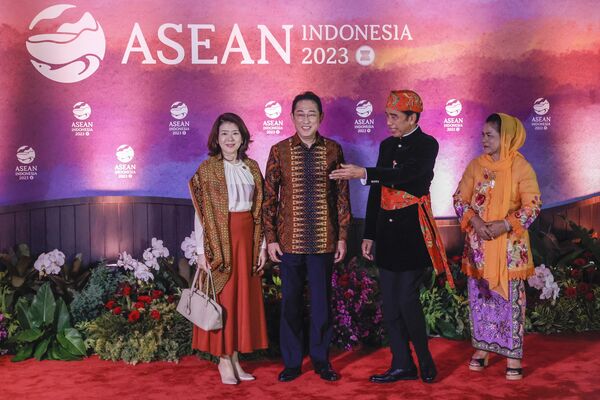 Indonesian President Joko Widodo, second right, and his wife Iriana, right, greet Japan&#x27;s Prime Minster Fumio Kishida and his wife Yuko upon their arrival for the gala dinner at the Association of Southeast Asian Nations (ASEAN) Summit in Jakarta, Indonesia. - Sputnik International