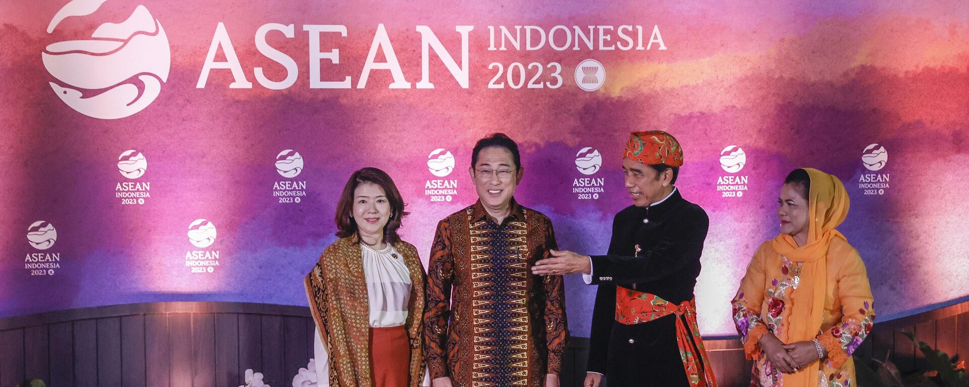 Indonesian President Joko Widodo, second right, and his wife Iriana, right, greet Japan's Prime Minster Fumio Kishida and his wife Yuko upon their arrival for the gala dinner at the ASEAN Summit in Jakarta, Indonesia, Wednesday, Sept. 6, 2023. - Sputnik International, 1920, 07.09.2023