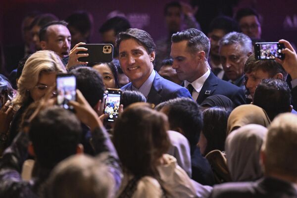 People use their mobile phones to take photos of Canada&#x27;s Prime Minister Justin Trudeau during the leaders talk at the ASEAN-Indo-Pacific Forum (AIPF) on the sidelines of the Association of the Southeast Asian Nations (ASEAN) Summit in Jakarta, Indonesia. - Sputnik International