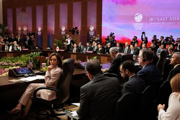 US Vice President Kamala Harris attends the 18th East Asia Summit during the 43rd ASEAN Summit in Jakarta. - Sputnik International