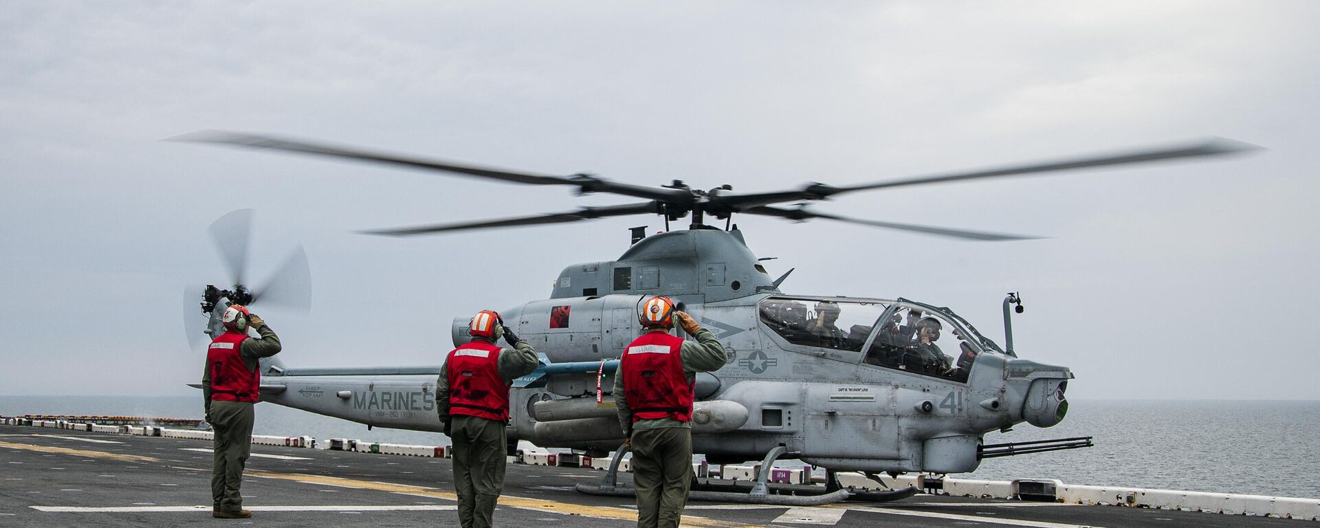 Aviation Boatswain’s Mates salute the pilots of an AH-1Z Viper attack helicopter as it approaches for landing onboard the Wasp-class amphibious assault ship USS Kearsarge (LHD 3) on June 7, 2022, during the BALTOPS 22 Exercise in the Baltic Sea. - Sputnik International, 1920, 07.09.2023