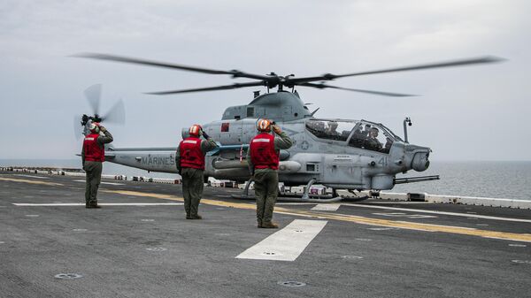 Aviation Boatswain’s Mates salute the pilots of an AH-1Z Viper attack helicopter as it approaches for landing onboard the Wasp-class amphibious assault ship USS Kearsarge (LHD 3) on June 7, 2022, during the BALTOPS 22 Exercise in the Baltic Sea. - Sputnik International