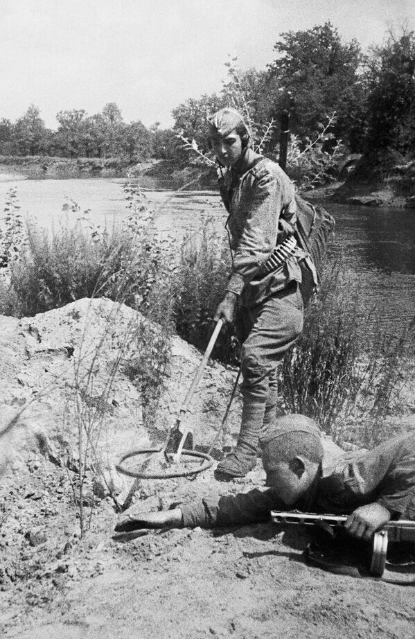 The Great Patriotic War of 1941-1945: the Battle of Donbass, South-Western Front. Deminers are inspecting the area for mines in the Donetsk Region (the Donetsk People&#x27;s Republic). - Sputnik International