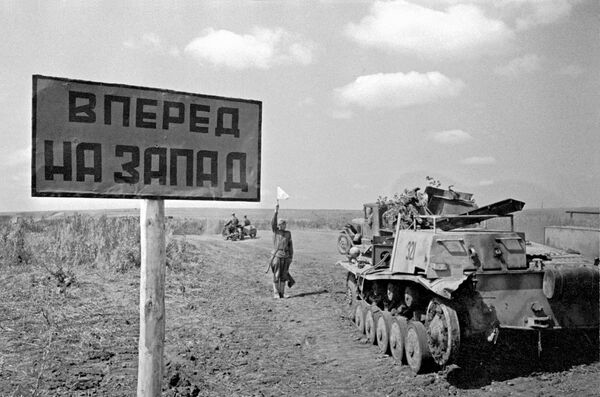 The Great Patriotic War of 1941-1945: Liberation of Donbass from Nazi invaders. A shield on one of the front roads in the Donetsk Region (the Donetsk People&#x27;s Republic), with an inscription that reads &quot;Forward to the West&quot;. - Sputnik International