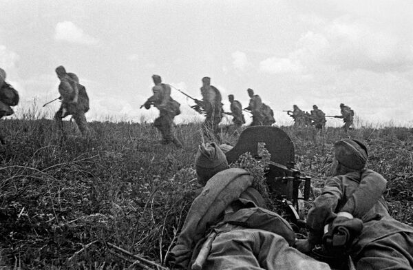 The Great Patriotic War of 1941-1945: the Battle of Donbass. Units of a rifle corps of the South-Western Front during the offensive in the southern direction, west of Slavyansk. - Sputnik International