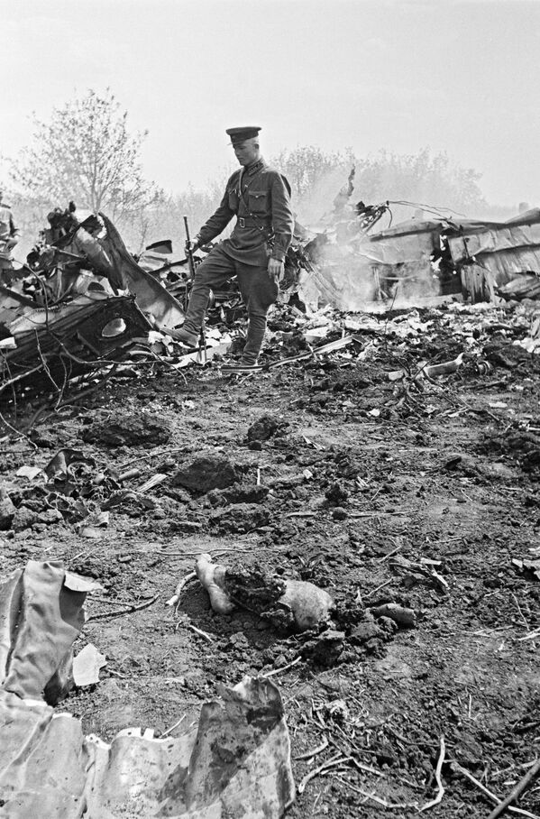 The Great Patriotic War of 1941-1943: During the Donbass strategic offensive operation, Soviet troops defeated 13 enemy divisions and advanced in the western direction for 300 kilometers. In the liberated town of Zmiev after heavy fighting, the South-Western Front. - Sputnik International