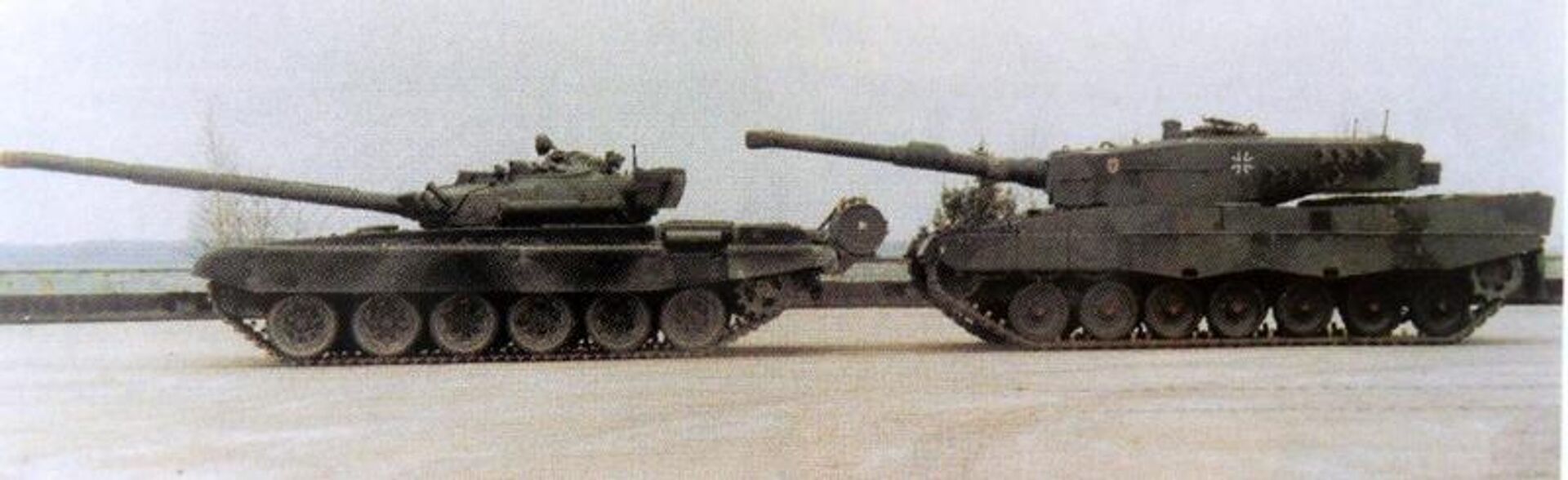 A rare photo featuring a side by side comparison of an 80s Leopard 2 vs a Soviet-era T-72, predecessor to the T-90 series of MBTs. - Sputnik International, 1920, 09.09.2023
