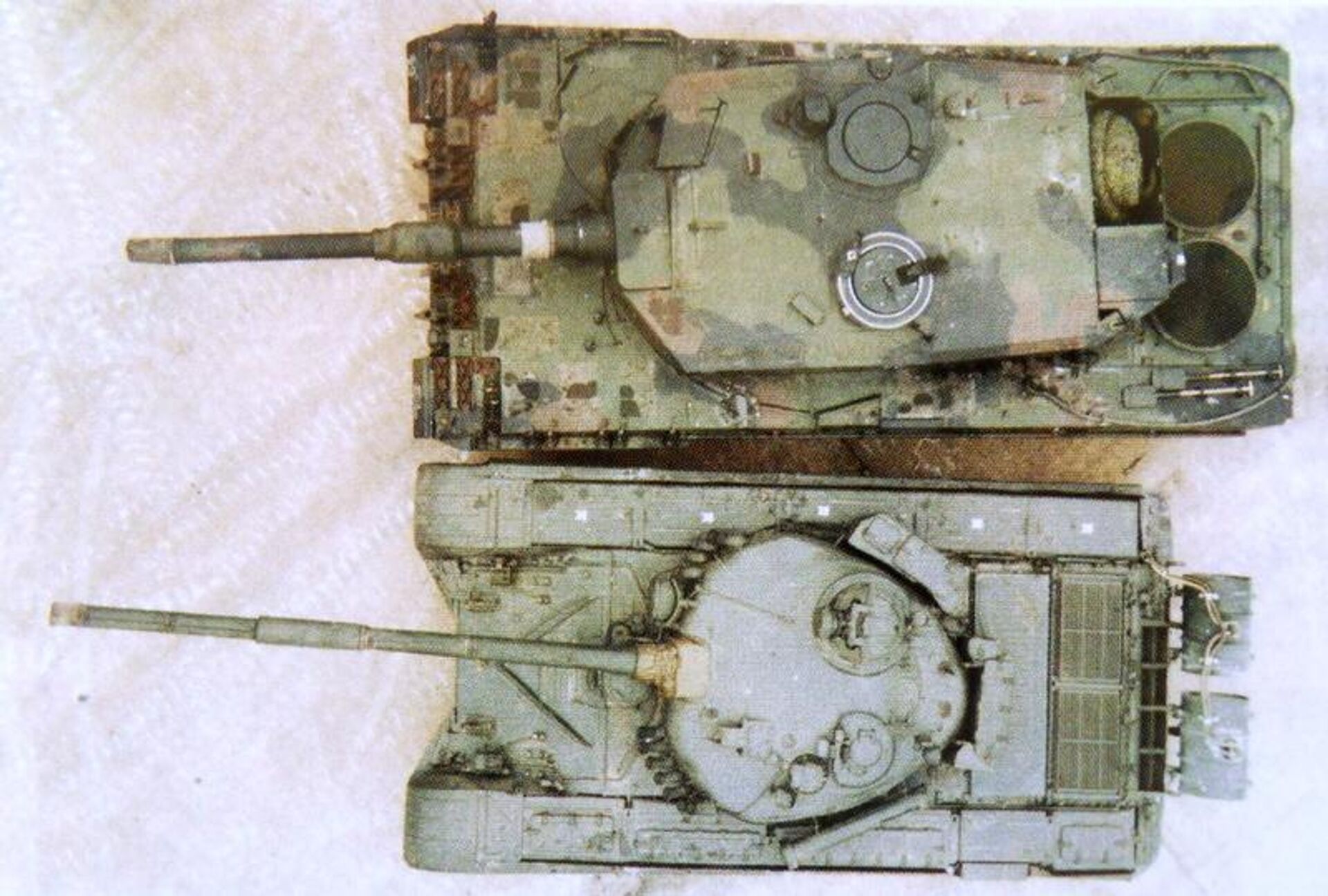 Rare photo showing a side-by-side size comparison between a Leopard 2 and a base T-72, predecessor to the T-90 series of tanks. - Sputnik International, 1920, 09.09.2023