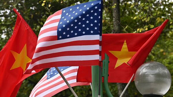 US and Vietnam national flags fly on a street light in Hanoi on September 10, 2023, ahead of US President Joe Biden's visit to Vietnam.  - Sputnik International