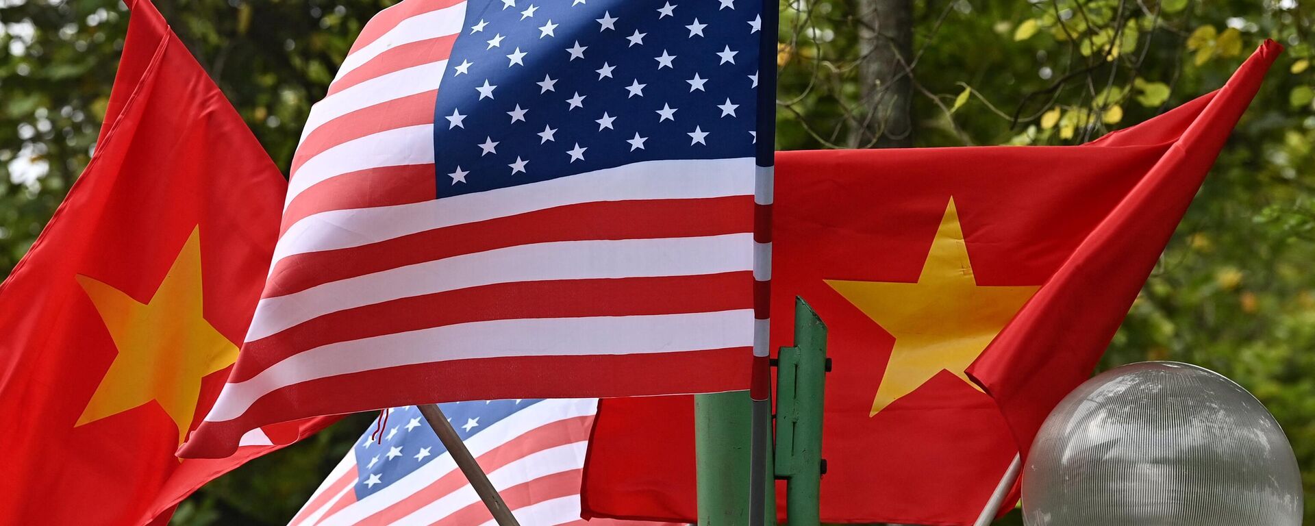 US and Vietnam national flags fly on a street light in Hanoi on September 10, 2023, ahead of US President Joe Biden's visit to Vietnam.  - Sputnik International, 1920, 10.09.2023