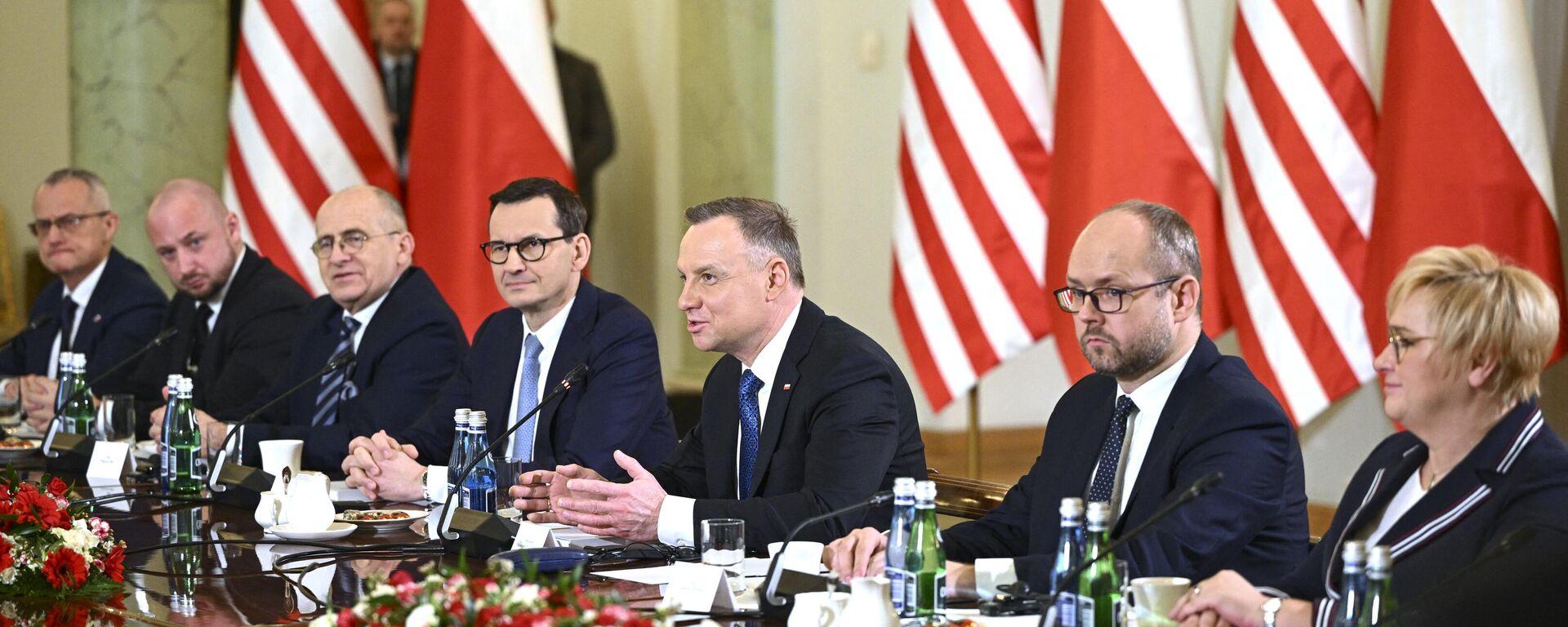 Polish President Andrzej Duda (4thR) and Polish Prime Minister Mateusz Morawiecki (4thL) attend a bilateral meeting with the US President at the Presidential Palace in Warsaw on February 21, 2023. File photo. - Sputnik International, 1920, 10.09.2023