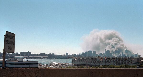 Smoke rises from the site of the World Trade Center on 11 September 2001. - Sputnik International