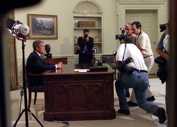 President Bush is seen through the windows of the Oval Office in the White House, Washington as he addresses the nation about terrorist attacks at the World Trade Center and the Pentagon building. - Sputnik International