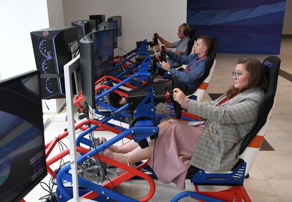 Guests of the EEF enjoy virtual races as Russia rapidly develops its IT industry. - Sputnik International