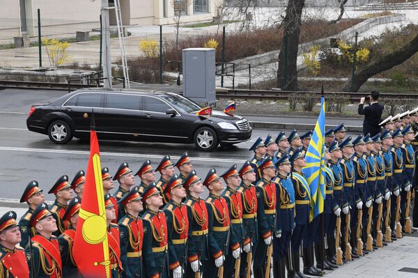 A limousine of the motorcade of the Chairman of the State Council of the Democratic People&#x27;s Republic of Korea Kim Jong-un before the wreath-laying ceremony at the S-56 submarine memorial in Vladivostok. - Sputnik International