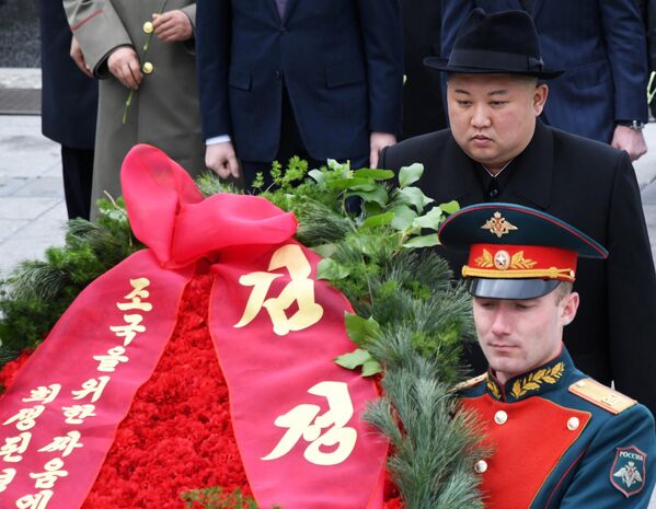 Kim Jong-un at the wreath-laying ceremony at the S-56 submarine memorial in Vladivostok. - Sputnik International
